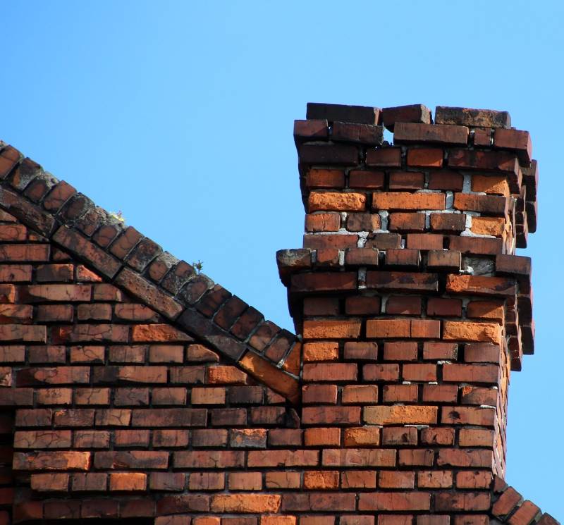 Signs Your Webster Home Needs a Chimney Inspection Damaged chimney on an Webster home showing cracks and missing mortar